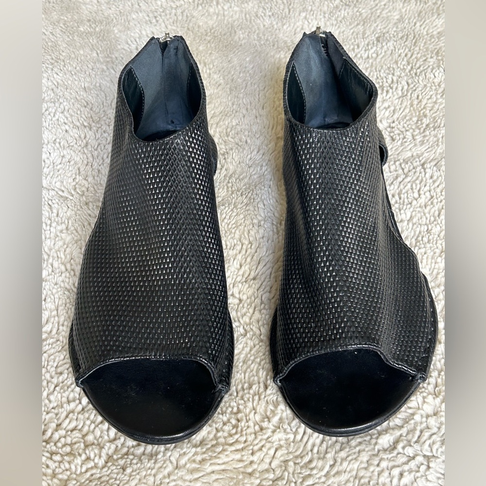 Canto de Ricci  leather shoes with open toes, zipper on the back .
